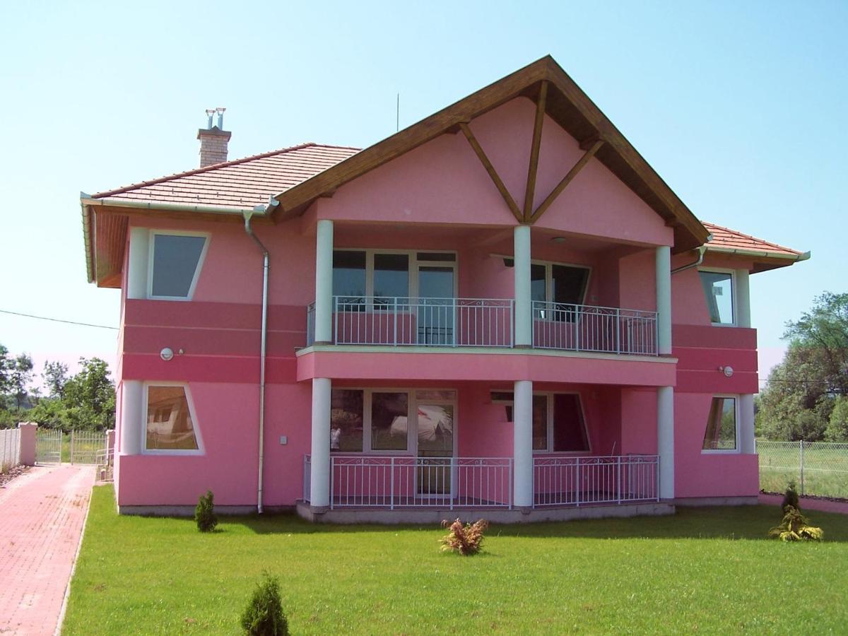 Liget Apartmanhaz เคฮีดาคุชทานี ภายนอก รูปภาพ